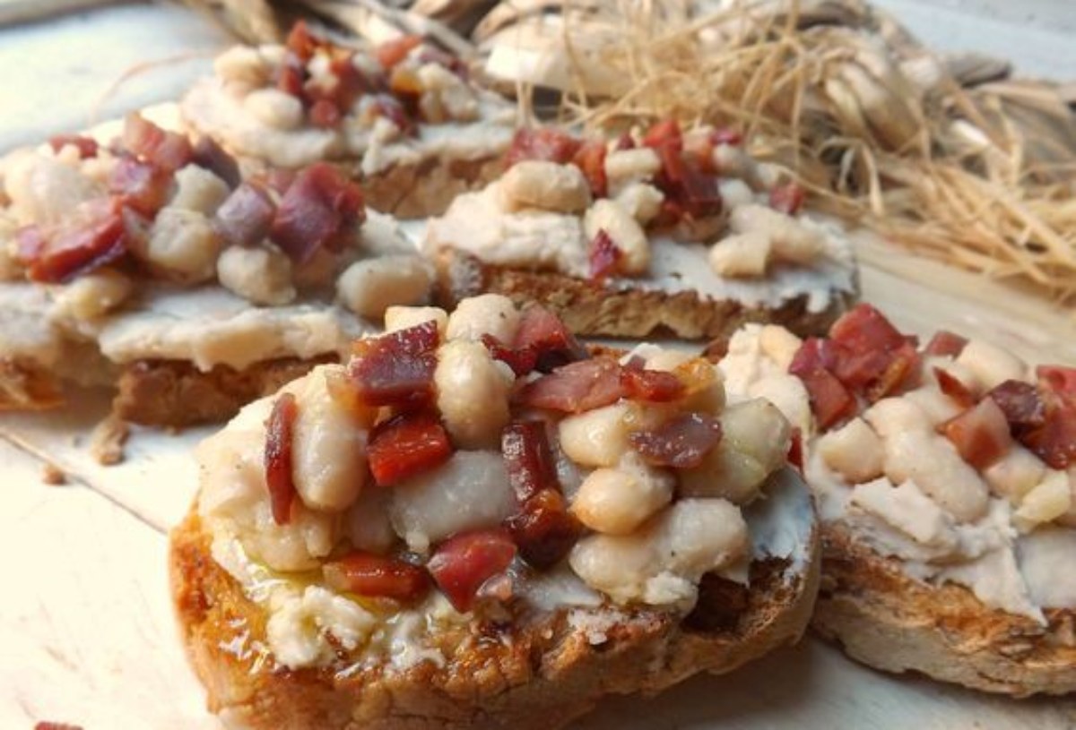 bruschette con fagioli e lardo