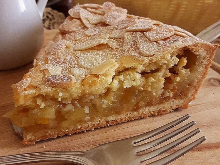 crostata con marmellata di fragole e mele