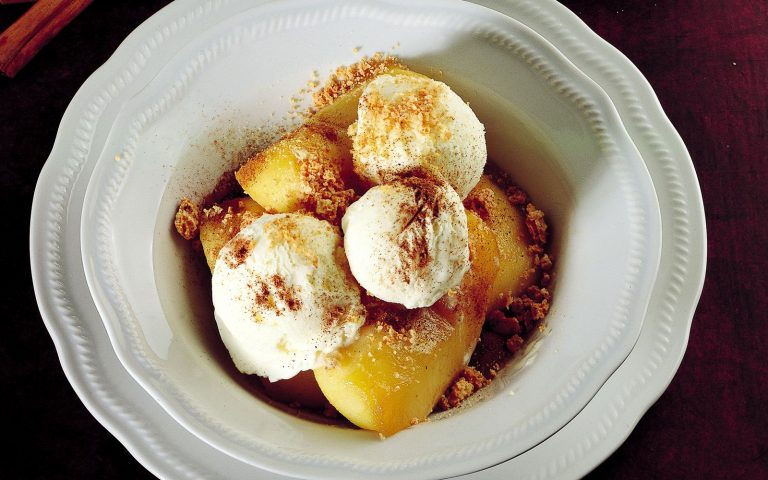 mele caramellate con gelato alla vaniglia