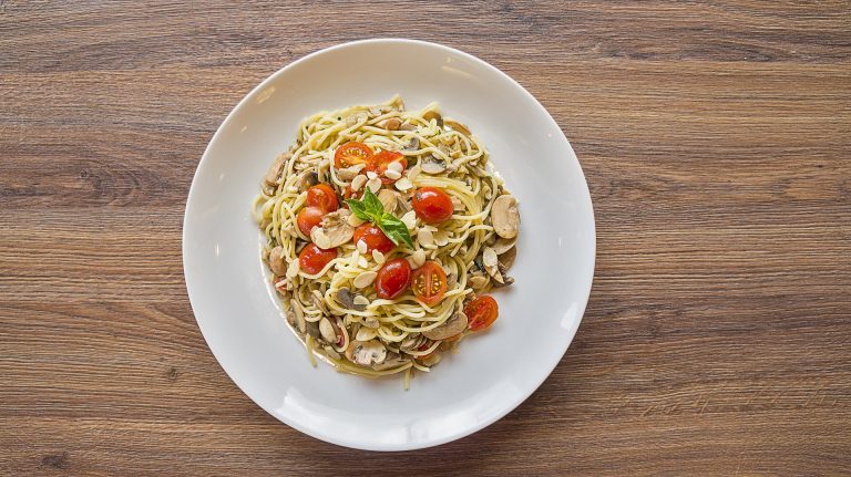 pasta con funghi champignon zucchine e pomodorini