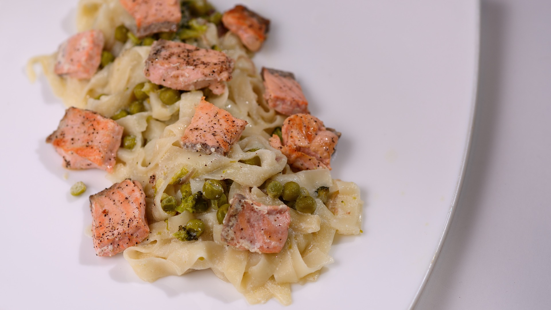 Pasta con salmone gorgonzola pistacchi