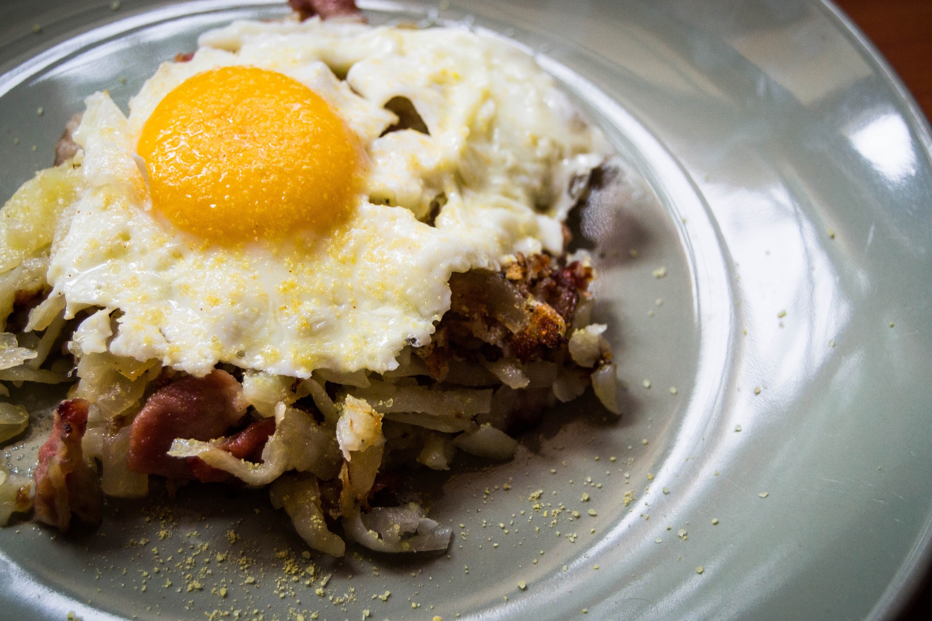 Patate in padella con uova e bacon