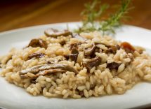 Risotto con funghi finferli e salsiccia