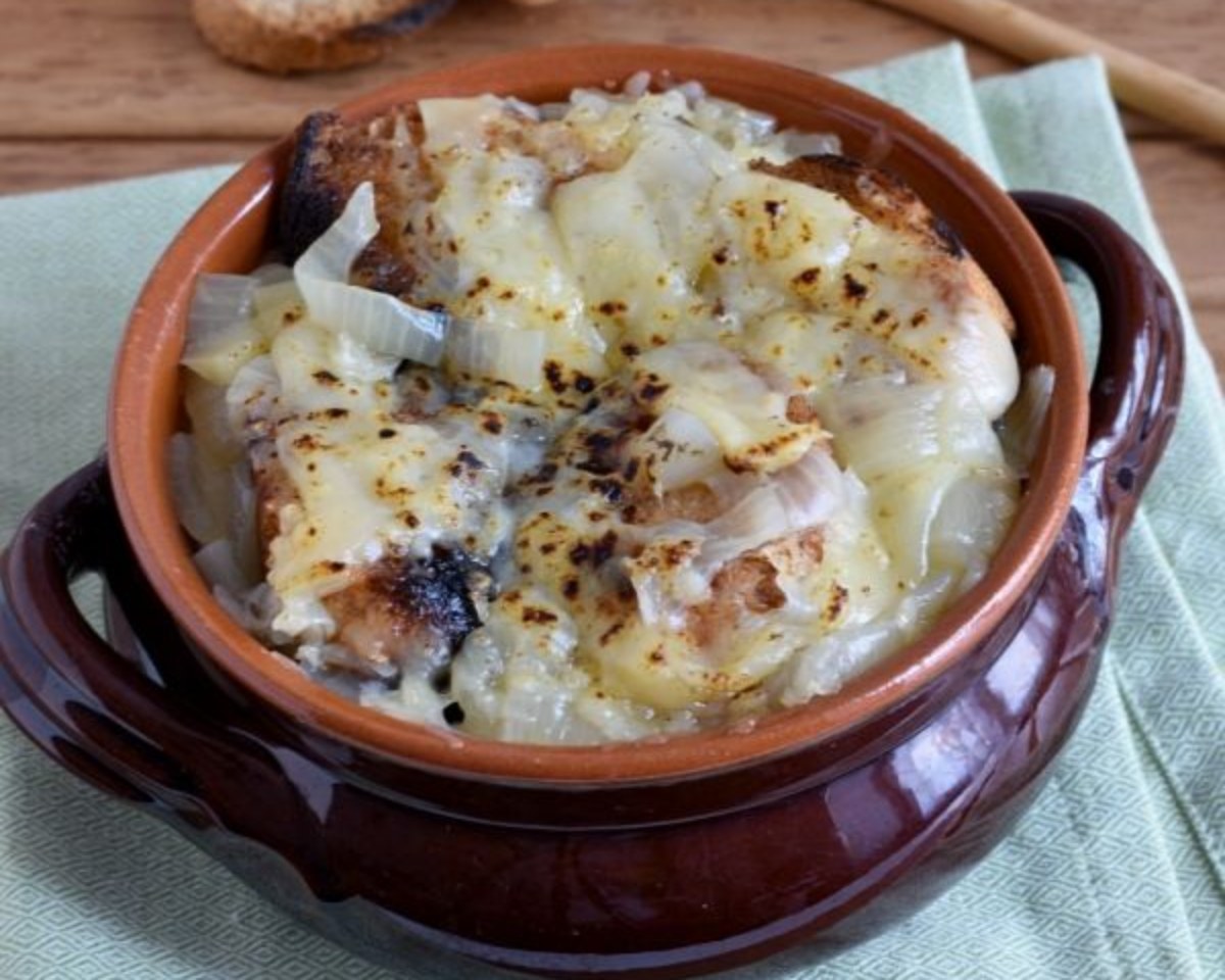 zuppa di cipolle pane e formaggio