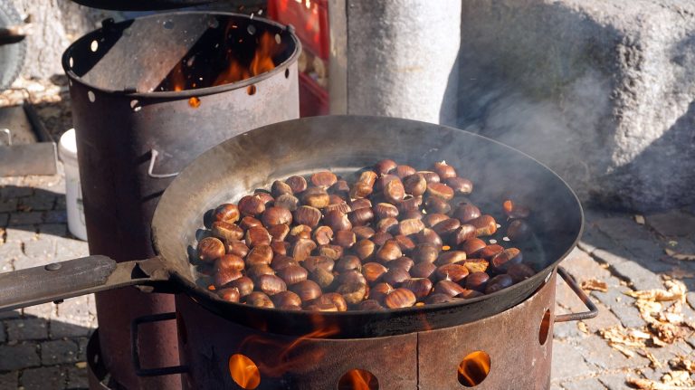 castagne arrosto in padella con sale grosso