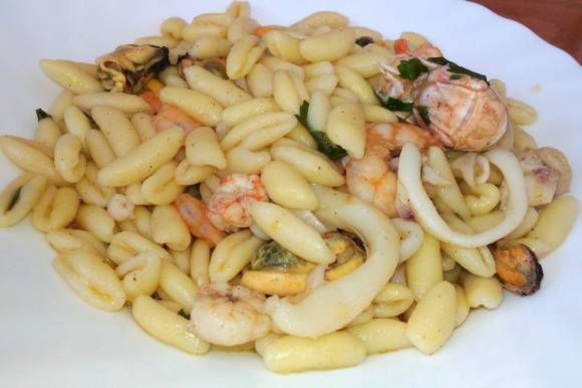 cavatelli con frutti di mare su purea di cicerchie