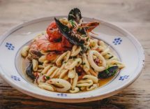 Cavatelli con frutti di mare su purea di cicerchie