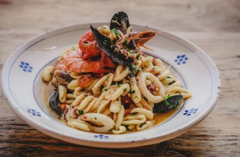 Cavatelli con frutti di mare su purea di cicerchie