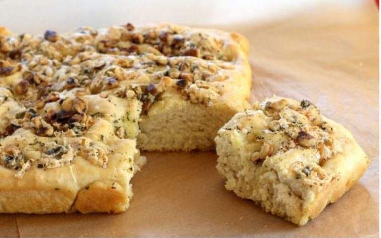 Focaccia con gorgonzola e noci