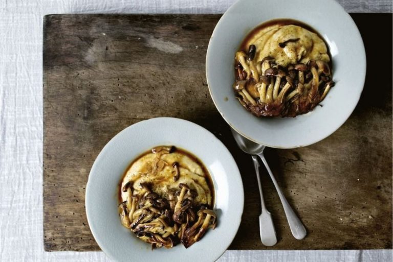 Medaglioni di polenta con funghi e formaggio