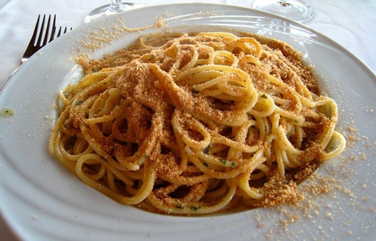 Pasta alle alici fresche e pangrattato