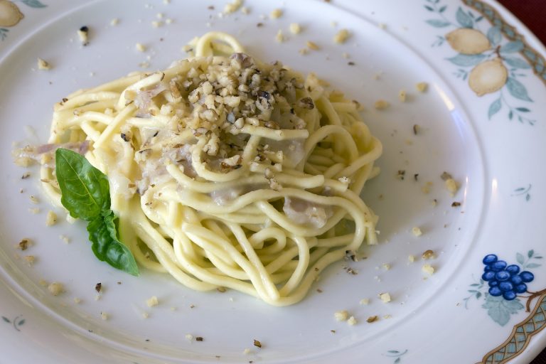 pasta con nocciole e panna