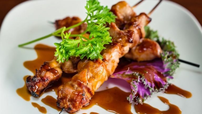 pollo yakitori con salsa teriyaki