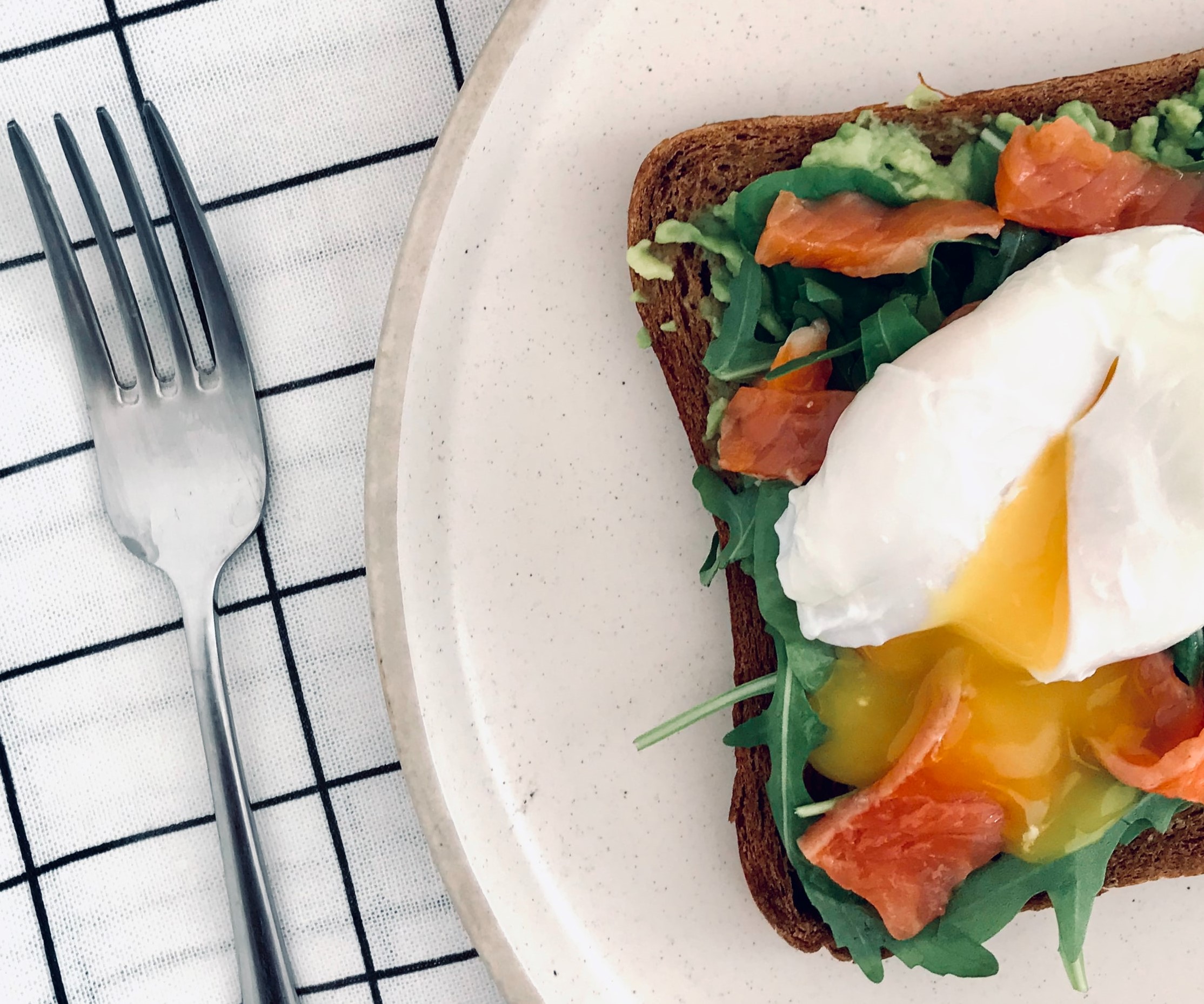 uovo in camicia con avocado e salmone