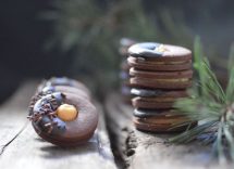 Biscotti sacher al cioccolato e marmellata