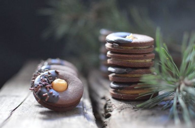 Biscotti sacher al cioccolato e marmellata