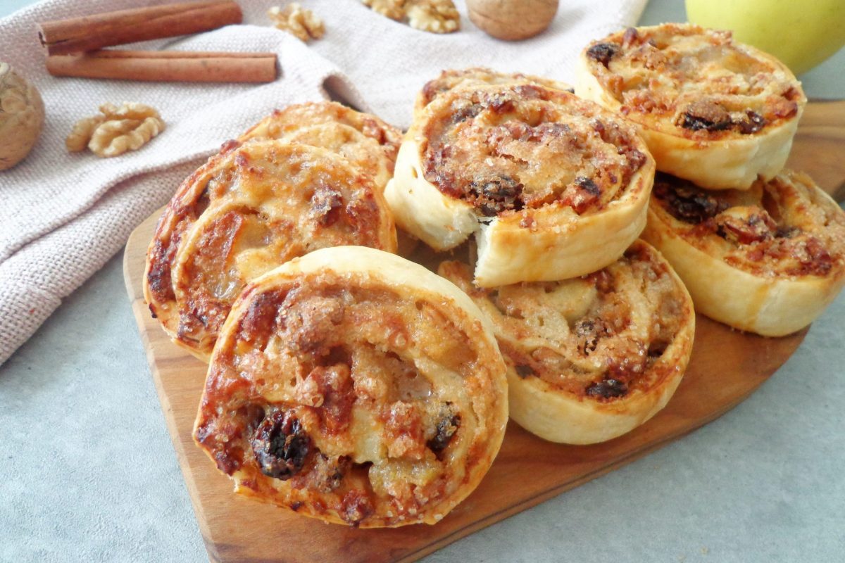 girelle di pasta sfoglia con noci e uvetta