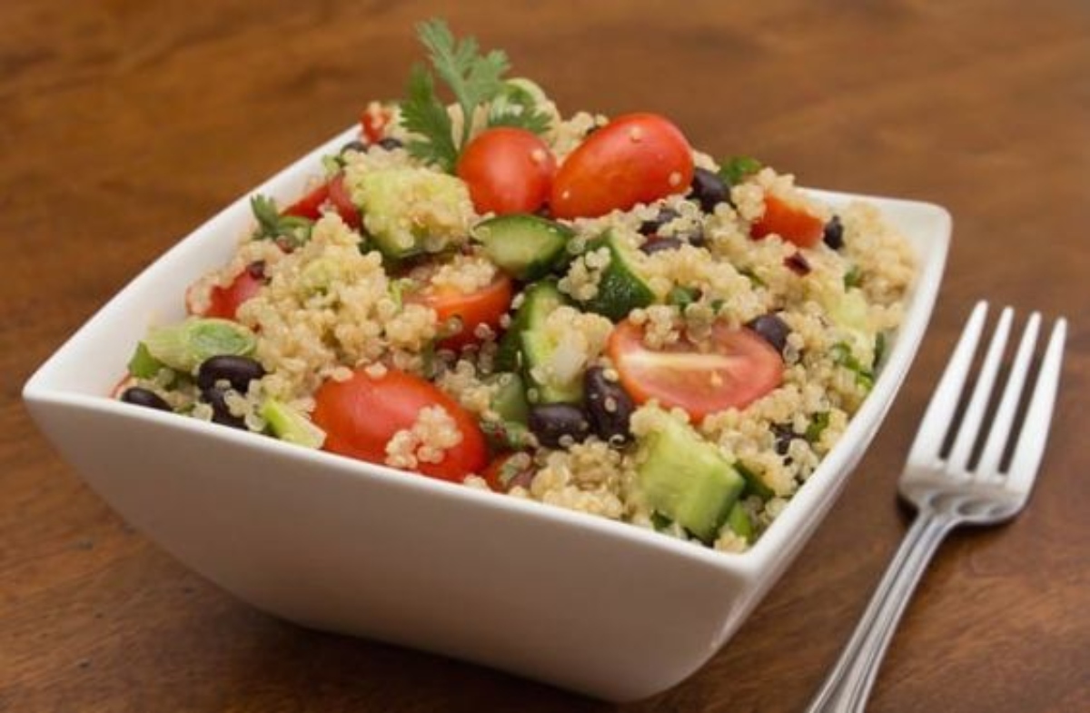 insalata di quinoa con pomodori e avocado