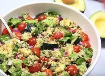 Insalata di quinoa con pomodori e avocado