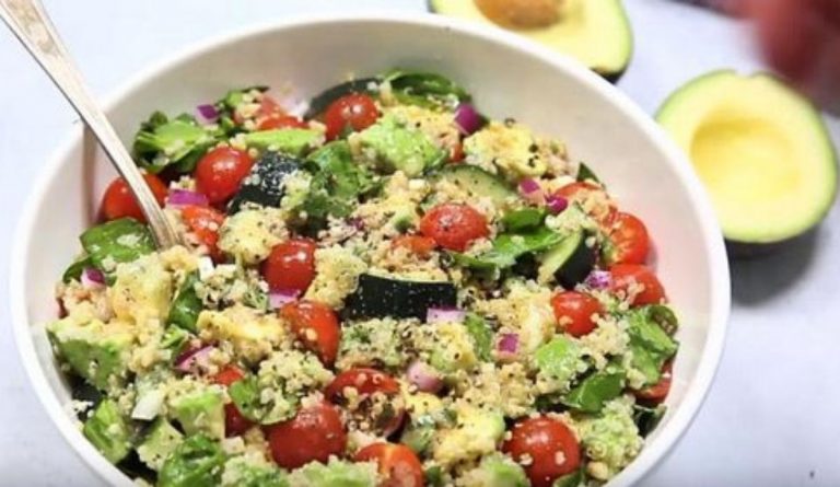 Insalata di quinoa con pomodori e avocado