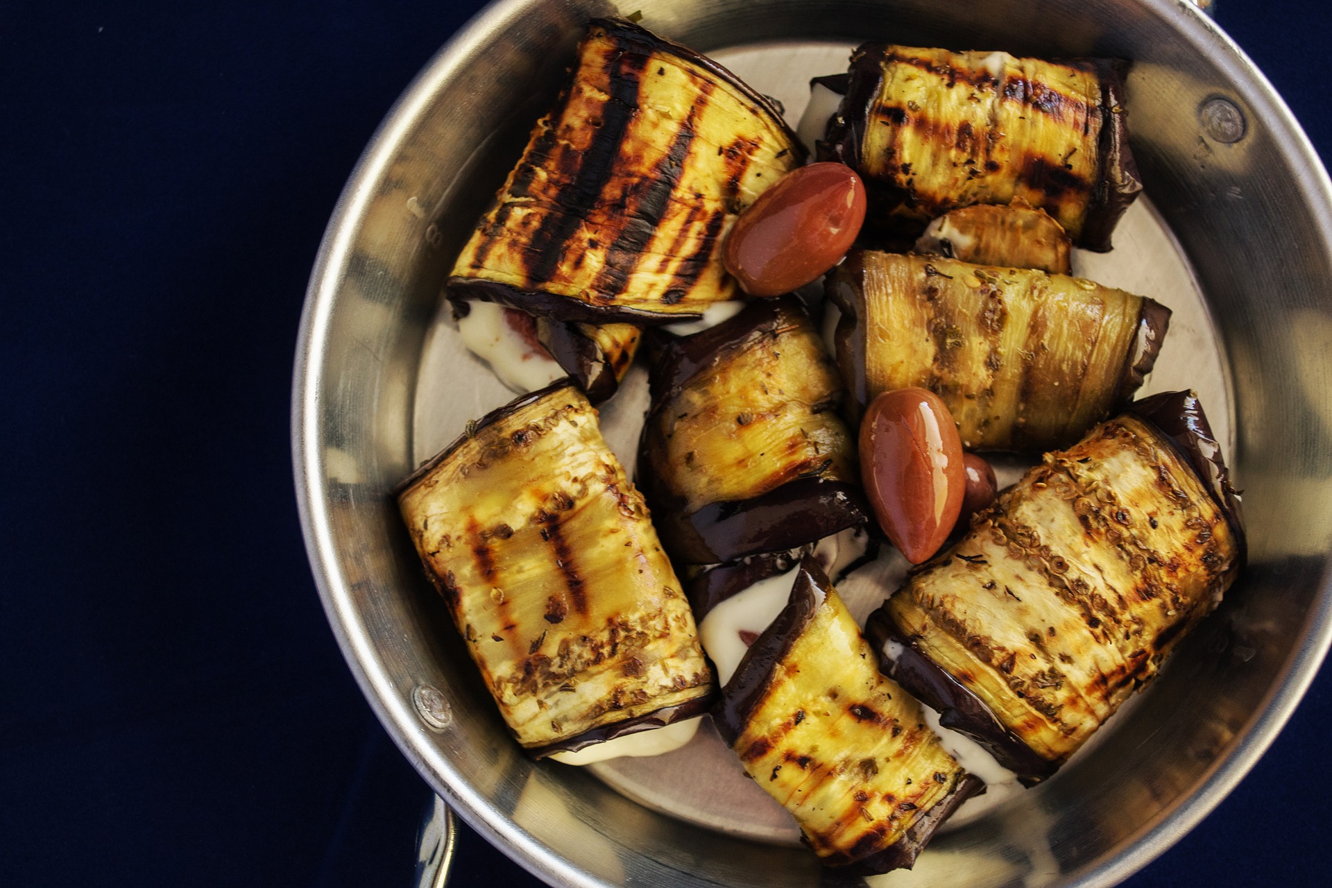 involtini di melanzane e caprino con cicerchie