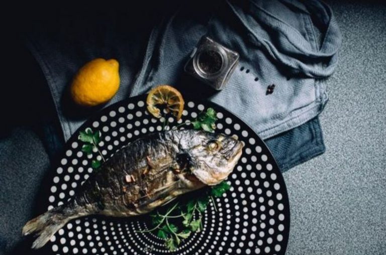 orata al forno con foglie di limone