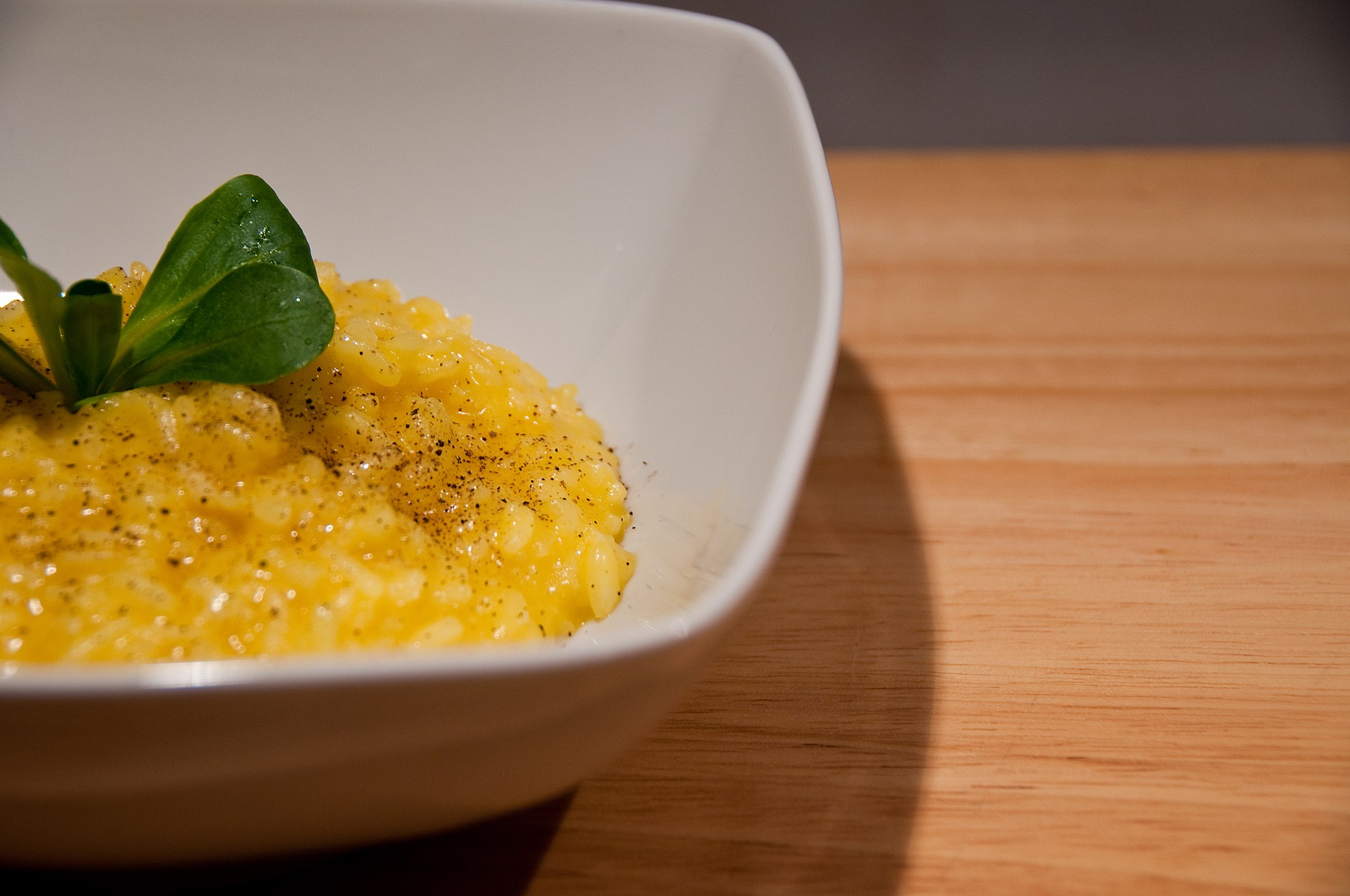 risotto allo zafferano con polvere di liquirizia