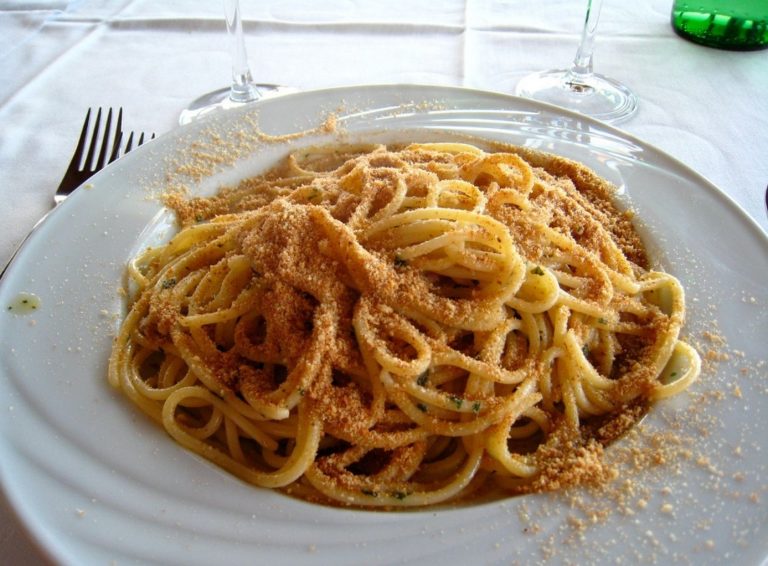 spaghetti al sugo di acciughe