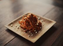 Spaghetti al vino rosso con pecorino e pancetta