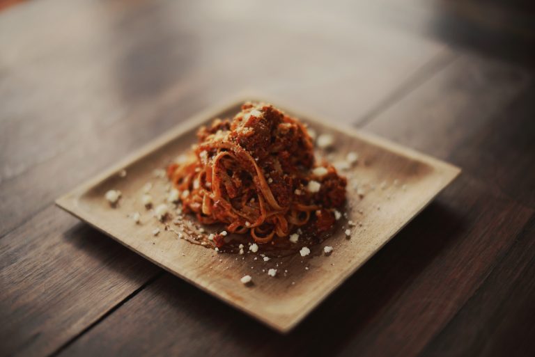 Spaghetti al vino rosso con pecorino e pancetta