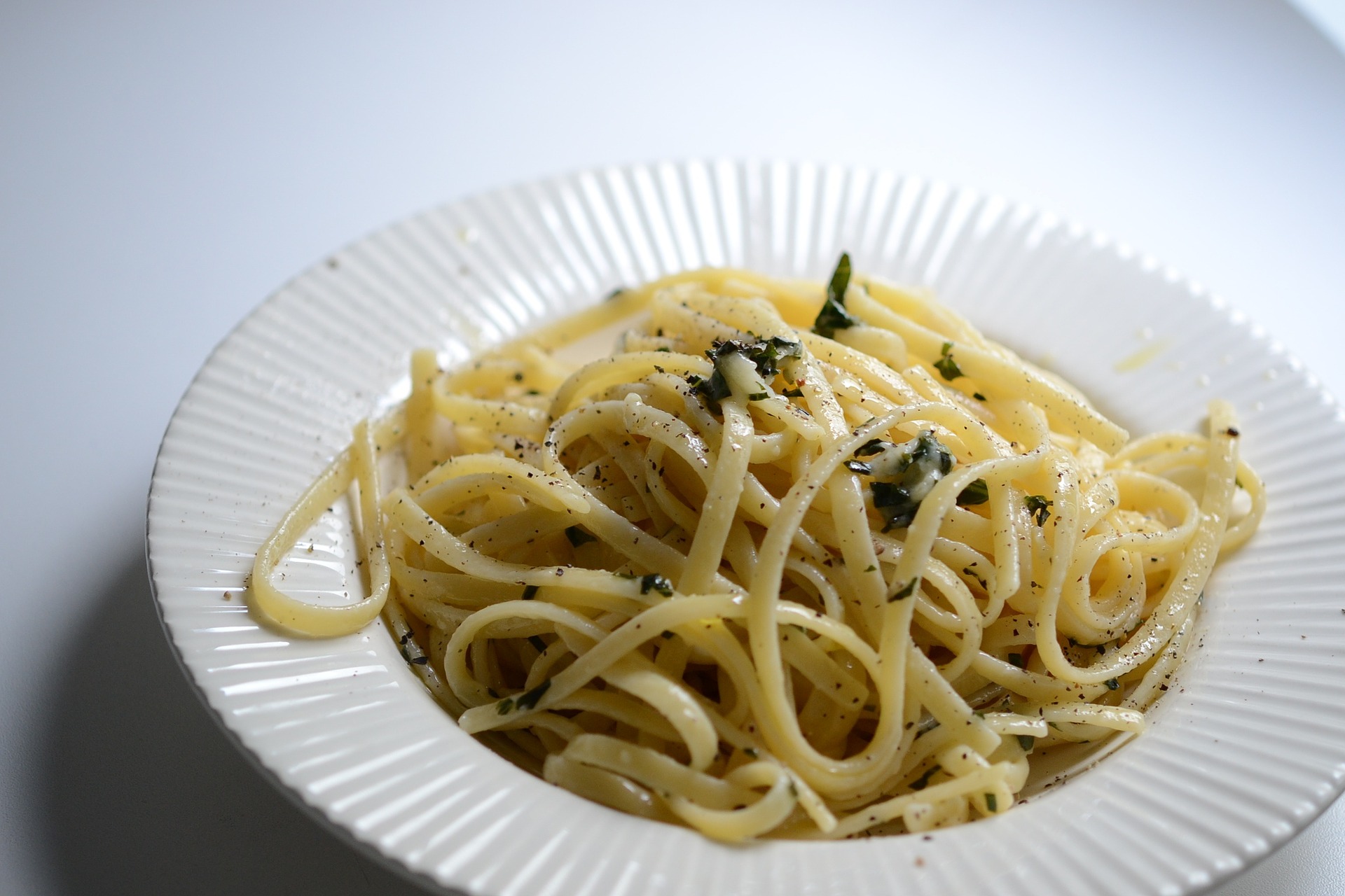 Spaghetti con bottarga di tonno in polvere e limone