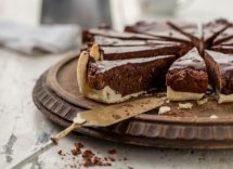 Torta con torrone al cioccolato e nocciole