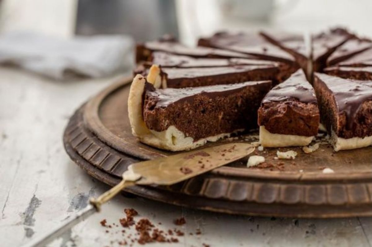 Torta con torrone al cioccolato e nocciole