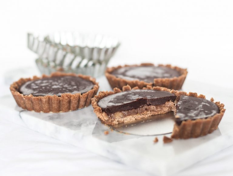 crostata con caramello salato e cioccolato