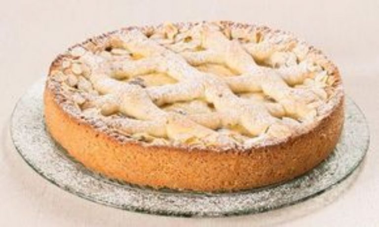 crostata con crema pasticcera e frutta secca