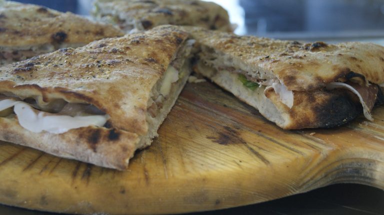 scacciata con tuma e prosciutto ricetta