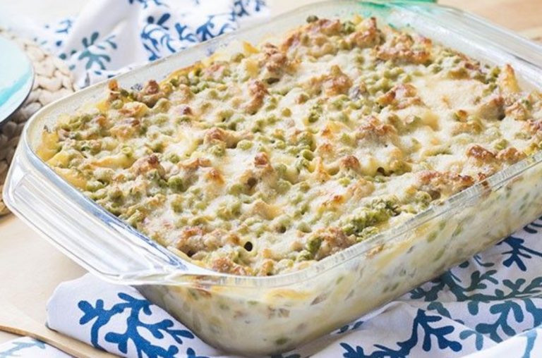 tagliatelle al forno con carne macinata e piselli