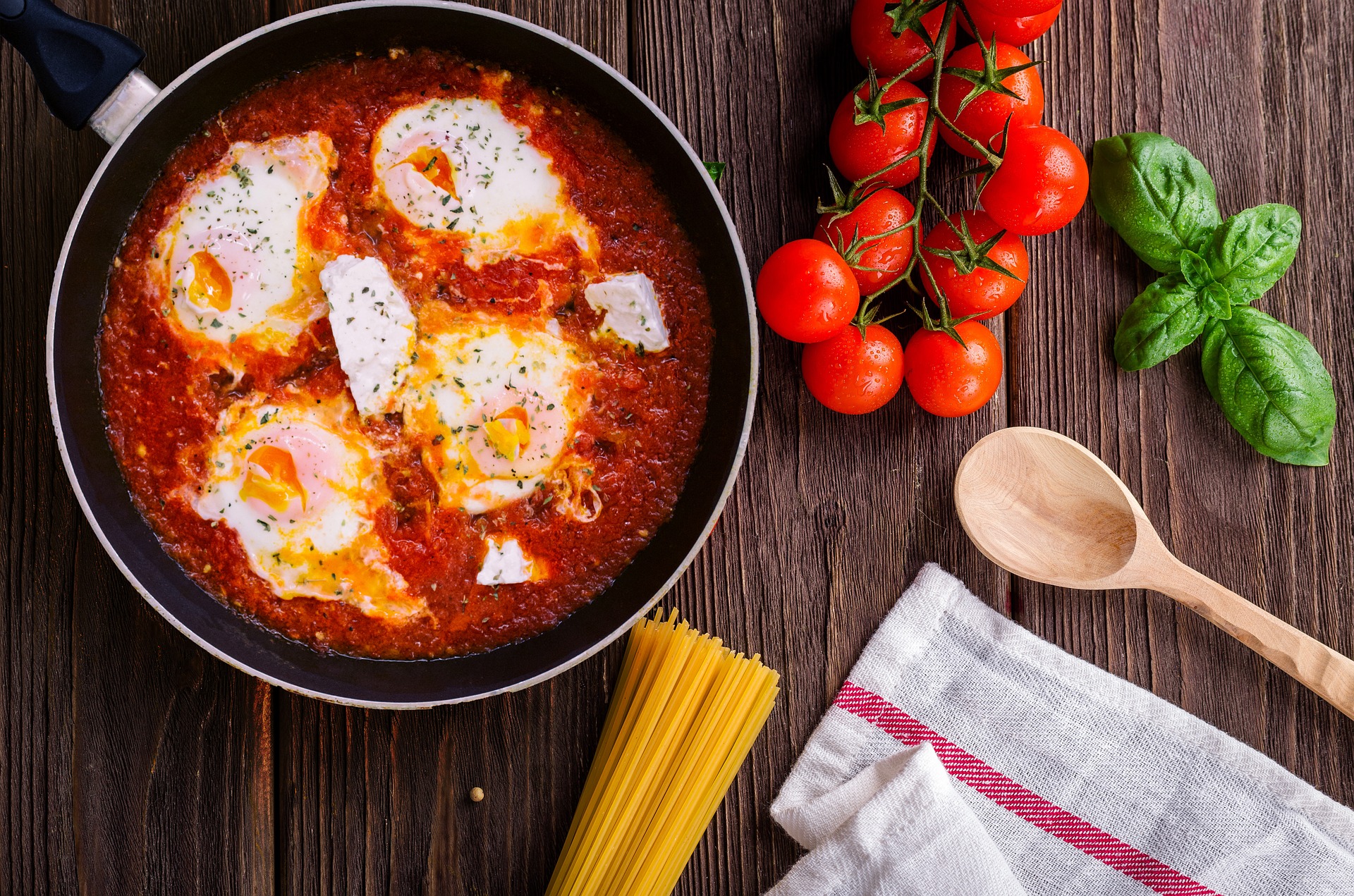 uovo con pomodoro e pane