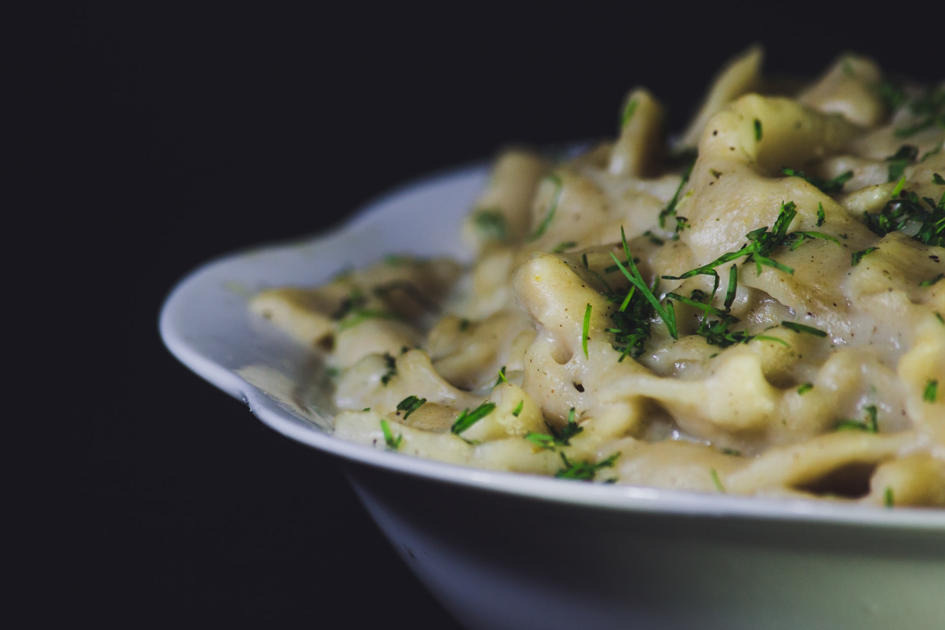 strozzapreti al ragù di prosciutto crudo e funghi