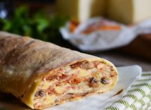 Strudel salato con mortadella e formaggio