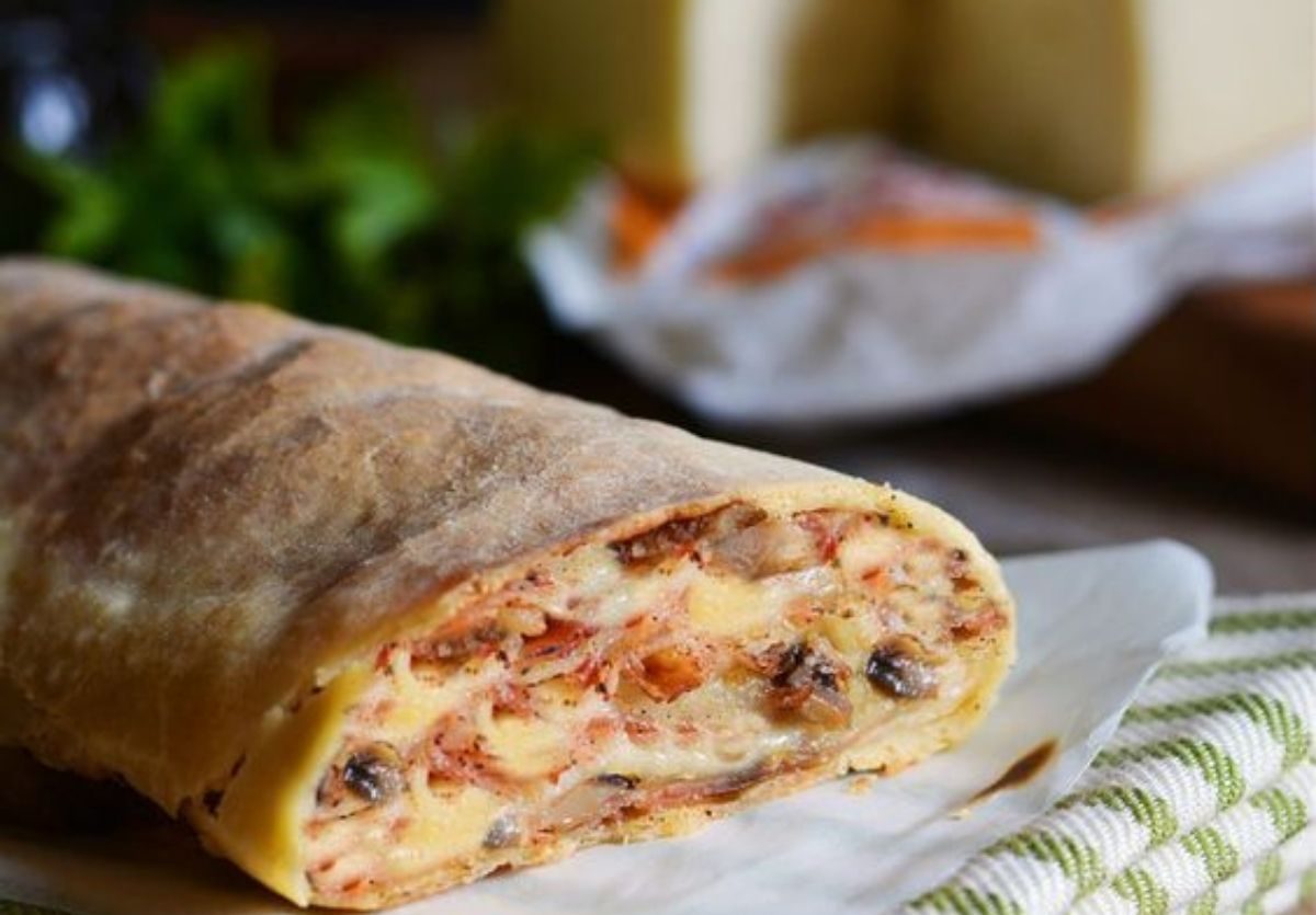 Strudel salato con mortadella e formaggio