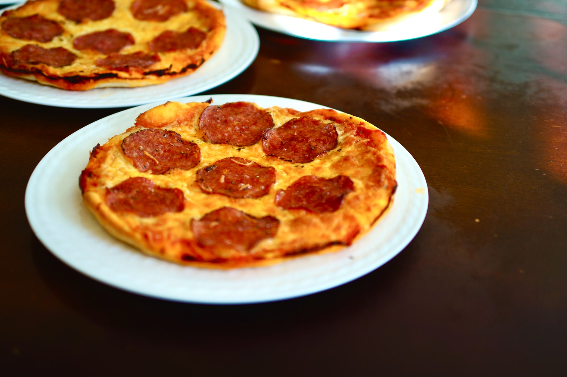 Pizza con patate e salsiccia in padella