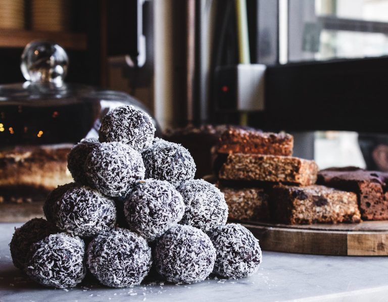 Tartufi light con yogurt greco e cocco