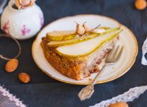 Torta di grano saraceno con pere e marmellata