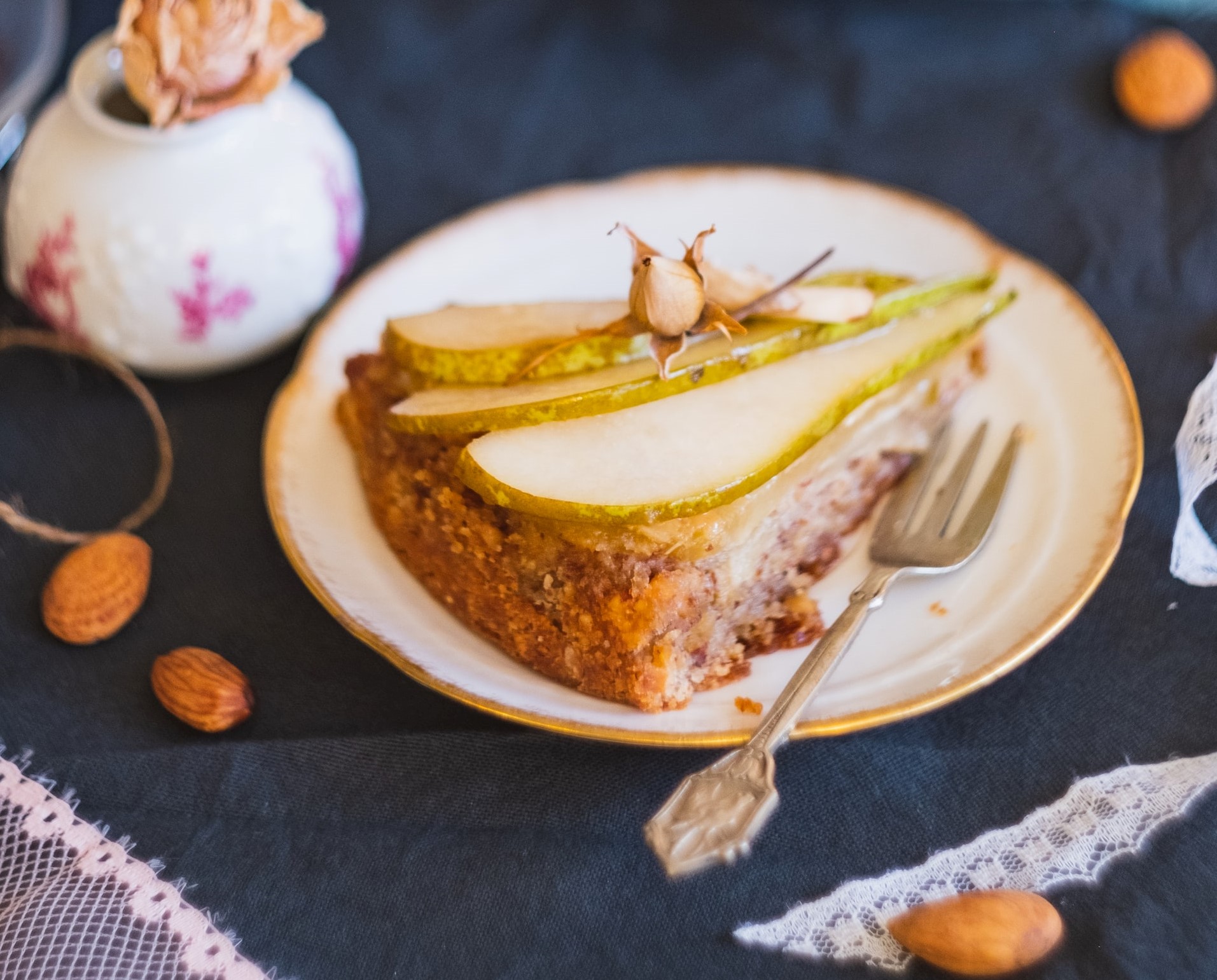 Torta di grano saraceno con pere e marmellata