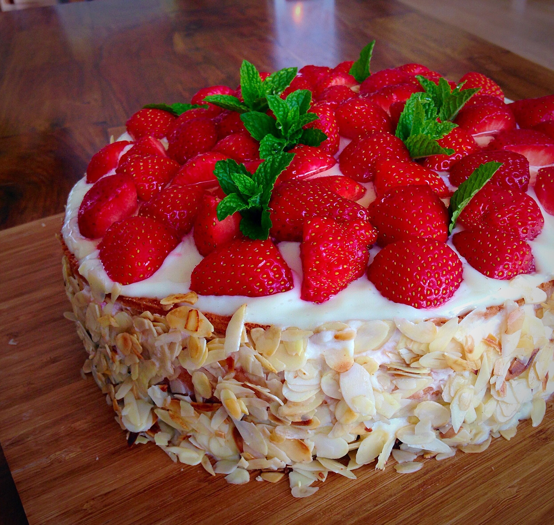 Colomba farcita con crema chantilly e fragole