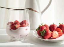 Crema allo yogurt e fragole nel bicchiere ricetta