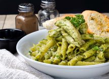 Pasta pesto rucola e speck