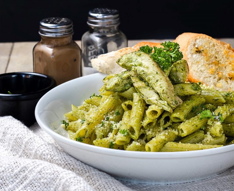 Pasta pesto rucola e speck