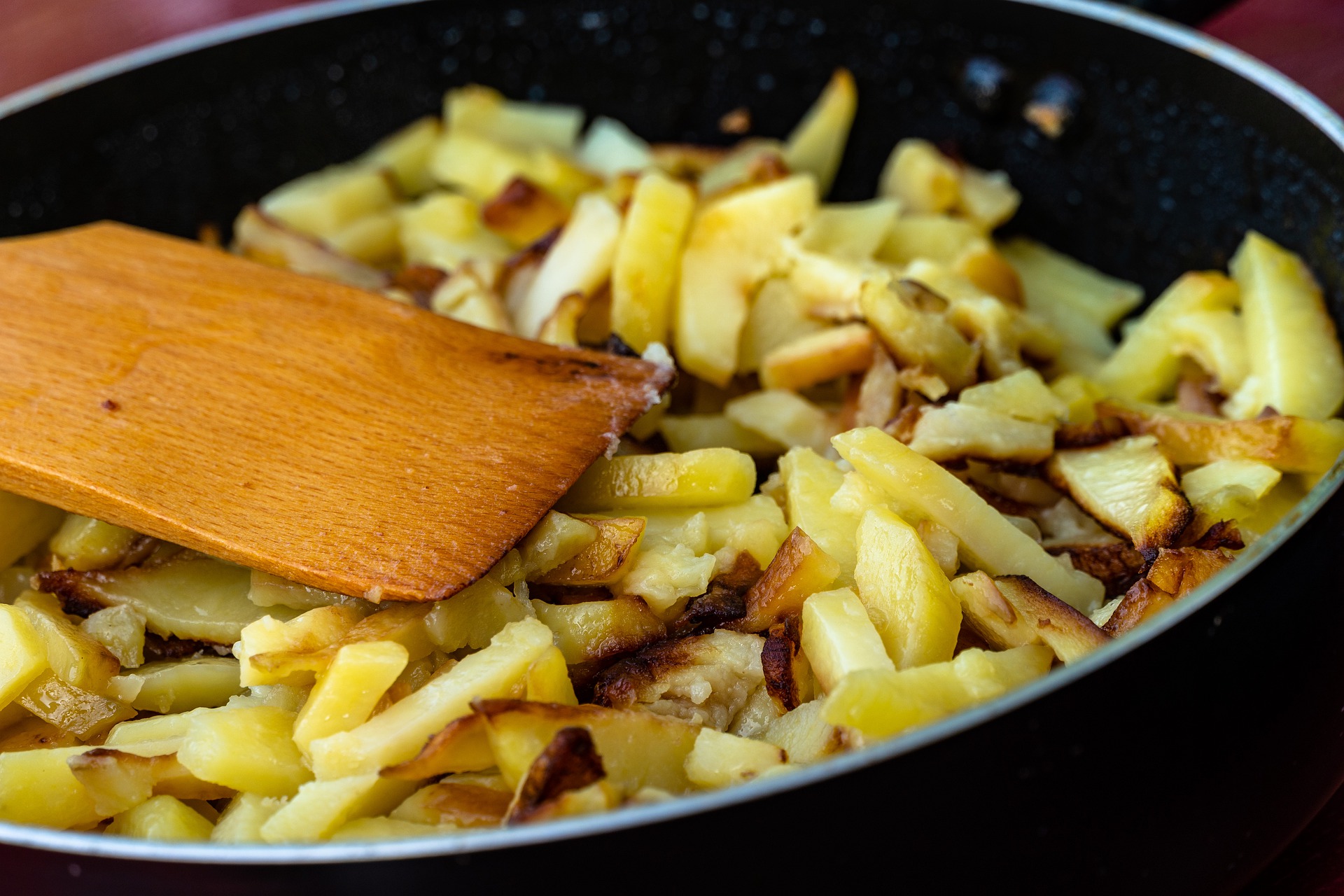 patate in padella croccanti e saporite ricetta